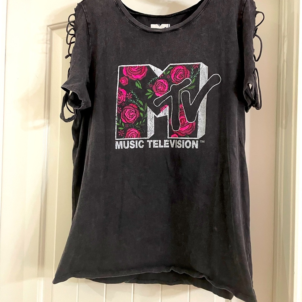 🎄 2 for $15! 
Vintage MTV shirt